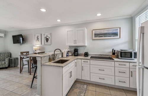 Bay Esplanade Appartement | Enchanted Inn Suite #3 w/ View of the Intra-costal water-way Pool, Fishing Dock,