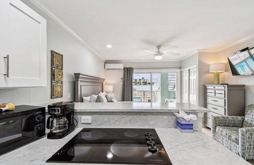 Bay Esplanade Appartement | Enchanted Inn Suite #2 w/ View of the Intra-costal water-way Pool, Fishing Dock,