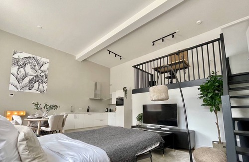 De Bilt Appartement | Enchanting 2 Bed Serviced Apartment 96m2 -ESS38E-