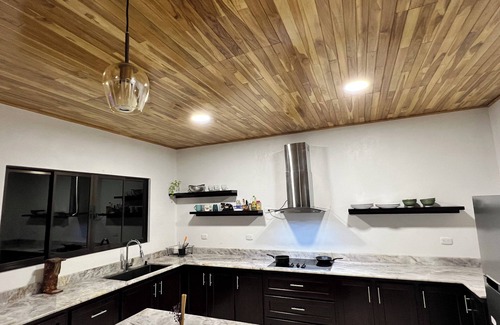 Curridabat Chalet De Ski | Enchanting 3-bedroom mountain chalet WiFi AC. . Beautiful sunset views Hot Tub!