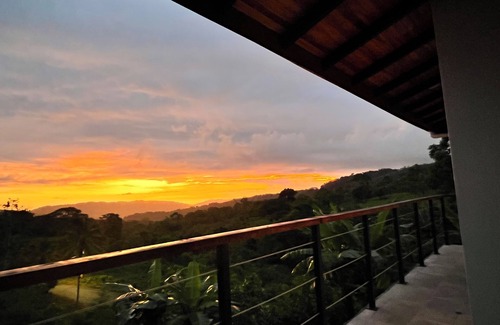 Curridabat Chalet De Ski | Enchanting 3-bedroom mountain chalet WiFi AC. . Beautiful sunset views Hot Tub!