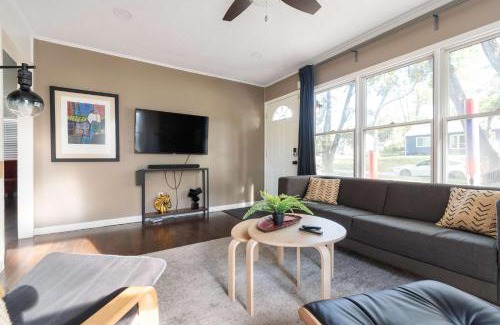 Omaha Maison | Enchanting 3BR Cottage Close to Downtown