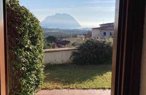 Porto San Paolo Appartement | Casa Bouganvillea - CHARMANTE MAISON PANORAMIQUE FRAÎCHE SUR TAVOLARA