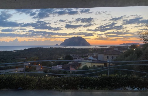 Porto San Paolo Appartement | Casa Bouganvillea - CHARMANTE MAISON PANORAMIQUE FRAÎCHE SUR TAVOLARA