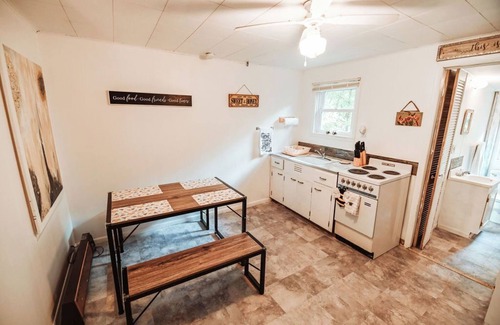 Arkdale Cabine | Enchanting bee inspired 2-bedroom cabin in Arkdale