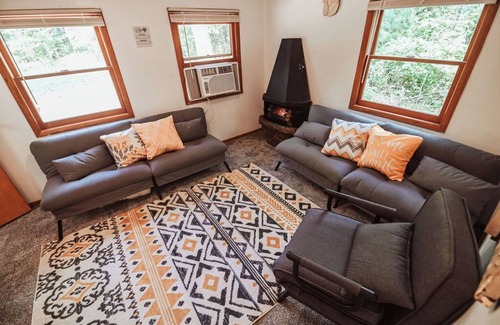 Arkdale Cabine | Enchanting bee inspired 2-bedroom cabin in Arkdale