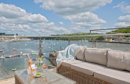 Polruan Maison | Enchanting Harbourside Cottage with Panoramic Views