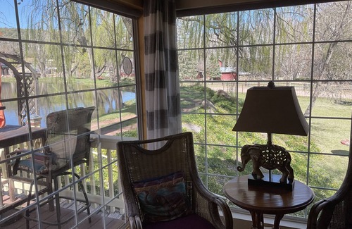 Payson Cottage | Cottage on the pond. Hot tub. Fall Special. Come watch the leaves change
