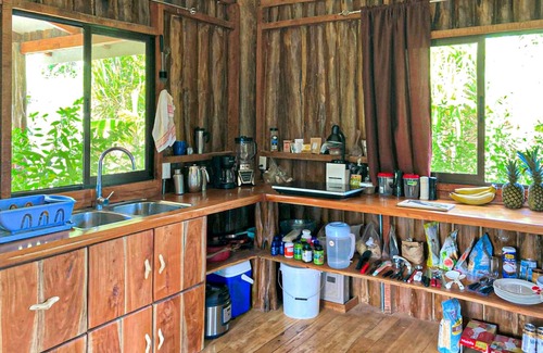 Canton Parrita Cabine | Enchanting Rustic Cabin in Sustainable Community