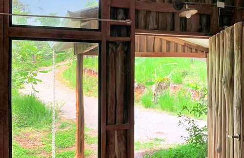 Canton Parrita Cabine | Enchanting Rustic Cabin in Sustainable Community