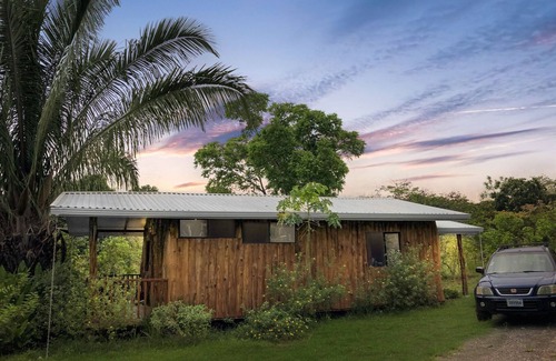 Canton Parrita Cabine | Enchanting Rustic Cabin in Sustainable Community
