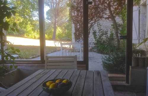 Lussan Maison | Charmante ferme en pierre, piscine, court de tennis et plusieurs hectares de terrain.