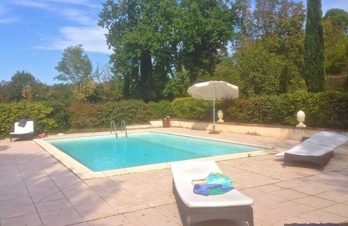 Lussan Maison | Charmante ferme en pierre, piscine, court de tennis et plusieurs hectares de terrain.