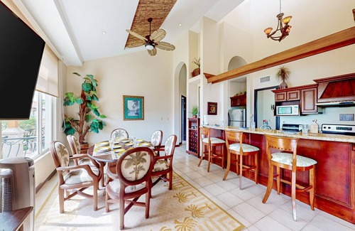 Esterillos Este Copropriété | Enchanting & tropical escape with pool, spacious balcony, W/D, & amazing views