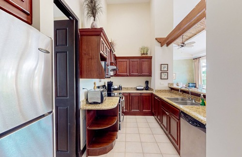 Esterillos Este Copropriété | Enchanting & tropical escape with pool, spacious balcony, W/D, & amazing views