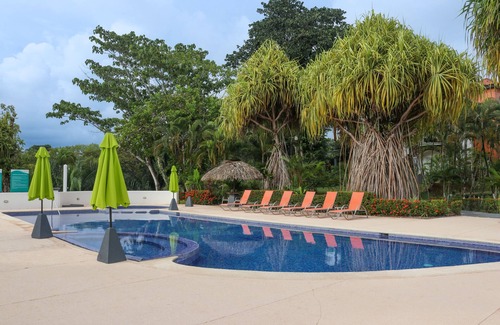 Esterillos Este Copropriété | Enchanting & tropical escape with pool, spacious balcony, W/D, & amazing views