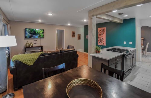 Southeast Maison | Enchanting Upper Unit with City Charm