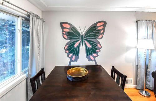 Southeast Maison | Enchanting Upper Unit with City Charm