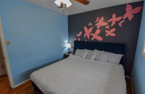 Southeast Maison | Enchanting Upper Unit with City Charm
