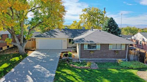 Southeast Maison | Enchanting Upper Unit with City Charm