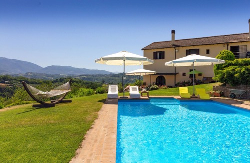 Tarano Villa | Enchanting Villa with Pool, Airco and WiFi close to Rome