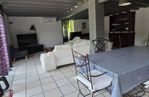 Tayac Maison | Maison clôturée climatisé près de St Emilion avec jardin et piscine privative