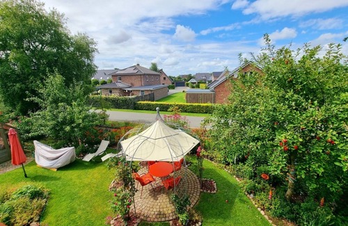 Hattstedt Appartement | End the day with a glass of wine and enjoy the sunset.