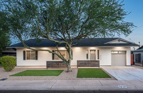 Scottsdale Estates Ten Maison | Endless entertainment and 1.5 miles from Old Town stay at Sunbaked Terrace
