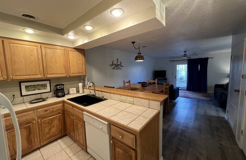 Fairfield Bay Copropriété | Endless Fun: Pools, Golf Courses, Bowling, Mini Golf, 100+ Miles of Trails!