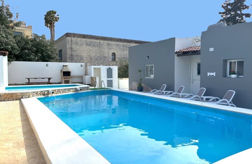 Santa Maria Estate Villa | Endless Sunshine: Expansive Detached Villa with 2 Pools for All-Day Enjoyment