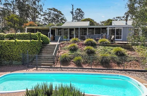 Lovedale Maison | Englewood Ridge - A country classic in scenic Lovedale