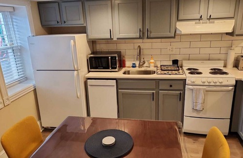 Stanton Park Appartement | English Basement one bedroom apt, 1.5 miles to White House, full kitchen
