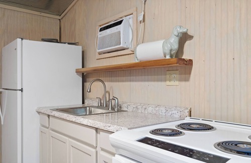 Oakland Appartement | Enid Lake's studio in Plum Point, .5 mile from boat ramp