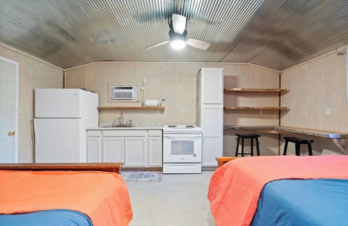 Oakland Appartement | Enid Lake's studio in Plum Point, .5 mile from boat ramp