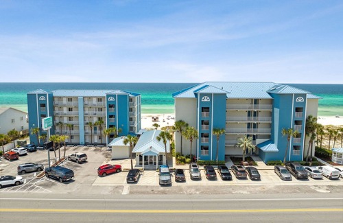 Fort Bay Maison | Enjoy a Hassle-free Stay! Direct Access To Beach, Outdoor Pool, Free Parking