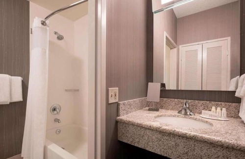 Tempe Hôtel | Enjoy a Hassle-Free and Suiting Stay! Pets are Allowed, Outdoor Swimming Pool!