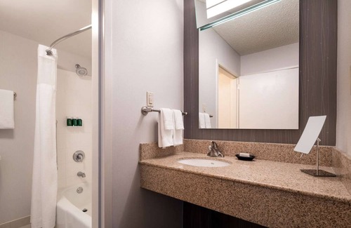 El Segundo Hôtel | Enjoy a Hassle-Free Stay! Pet-Friendly, Short Drive to Hermosa Beach Pier