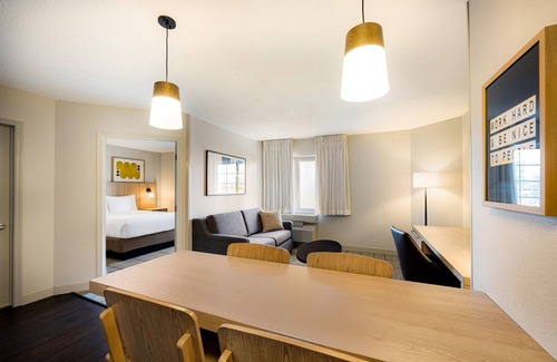 Exchange Place North Hôtel | Enjoy a Hassle-Free Stay! 2 Posh Units, Near J. Owen Grundy Park, Pet-Friendly