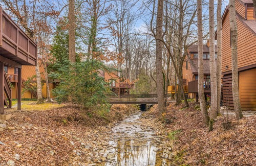 Fletcher Cottage | Enjoy a peaceful and relaxing stay at this cozy and charming cottage.