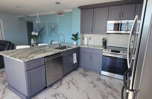 Casa del Mar Copropriété | Enjoy A Piece Of Paradise! Beautiful water view from this light, bright condo