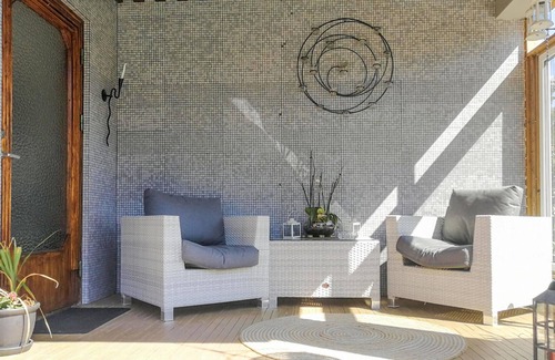 Ljusfallshammar Maison | Enjoy a relaxing vacation in this comfortable house with lake view and pool.