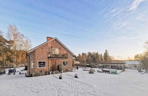 Ljusfallshammar Maison | Enjoy a relaxing vacation in this comfortable house with lake view and pool.