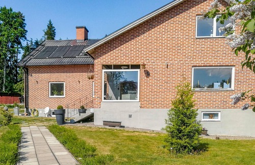 Ljusfallshammar Maison | Enjoy a relaxing vacation in this comfortable house with lake view and pool.