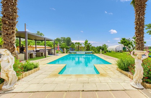 Septfonds Maison | Enjoy a relaxing and pleasant vacation in this tasteful and individual apartment.