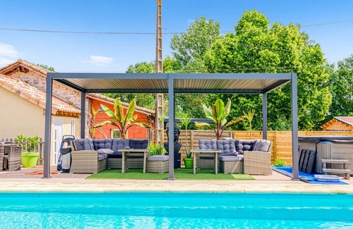 Septfonds Maison | Enjoy a relaxing and pleasant vacation in this tasteful and individual apartment.