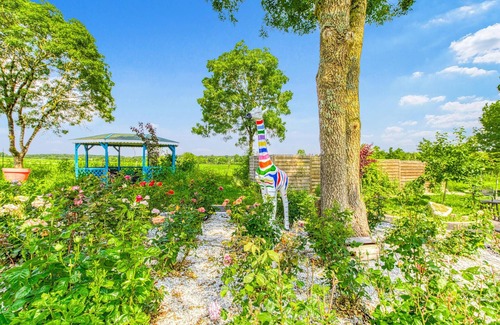 Septfonds Maison | Enjoy a relaxing and pleasant vacation in this tasteful and individual apartment.