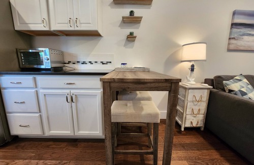 Manor Cabine | Enjoy a unique tiny-home getaway in peaceful Manor with AC, WiFi, and 13 acres!