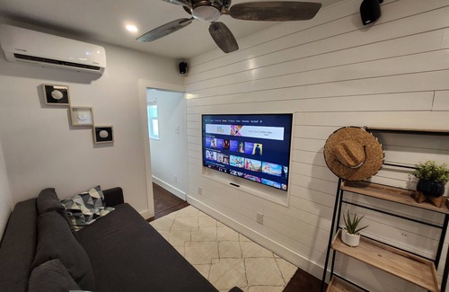 Manor Cabine | Enjoy a unique tiny-home getaway in peaceful Manor with AC, WiFi, and 13 acres!
