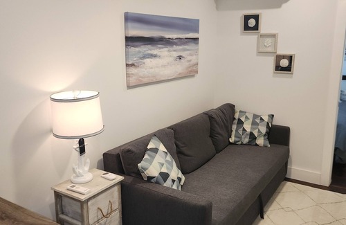 Manor Cabine | Enjoy a unique tiny-home getaway in peaceful Manor with AC, WiFi, and 13 acres!