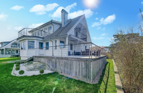 Vastra Frolunda Maison | Enjoy a wonderful view of the archipelago in this comfortable vacation home with sauna.